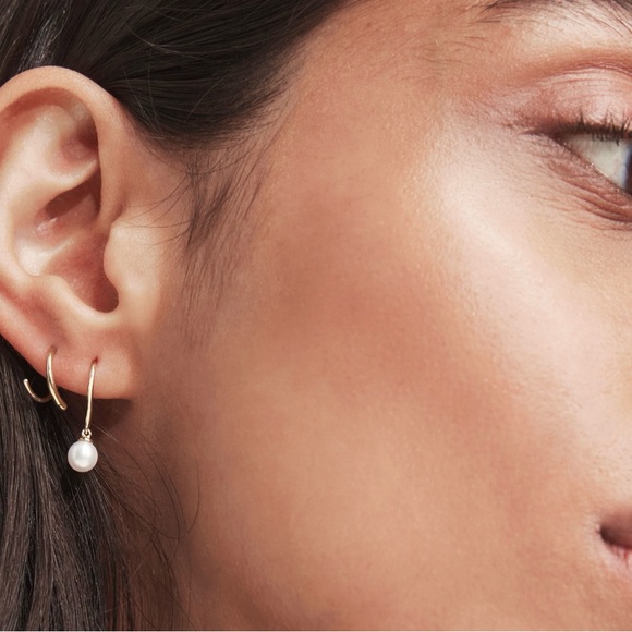 Mejuri Pearl Fish Hook Earrings - Picture 2 of 2